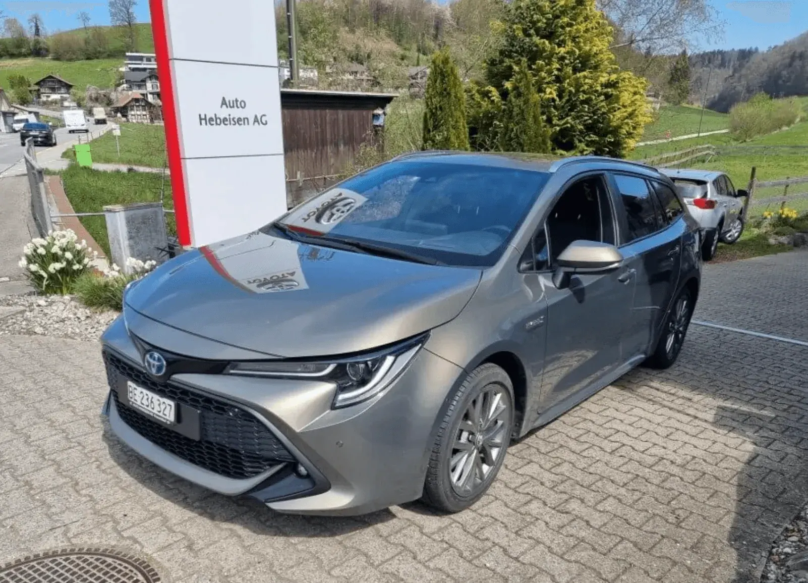 Toyota Corolla Touring Sports Hybrid vor der Auto Hebeisen AG – Occasionen, Neuwagen und persönliche Beratung im Krauchthal.