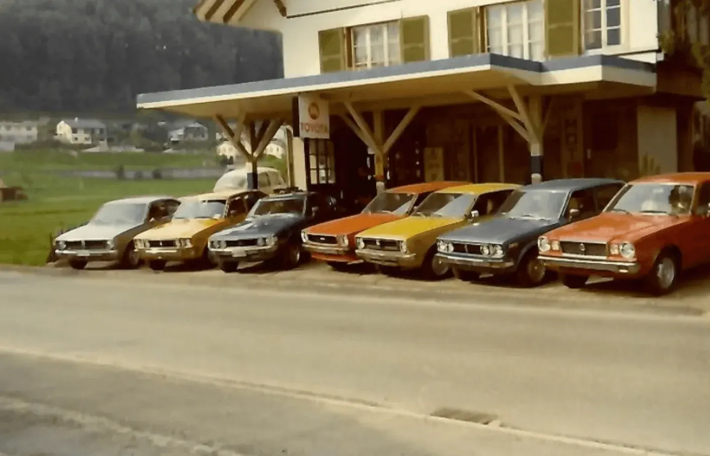 Historische Toyota Garage der Auto Hebeisen AG mit klassischen Fahrzeugen – Entwicklung des Familienunternehmens im Krauchthal.