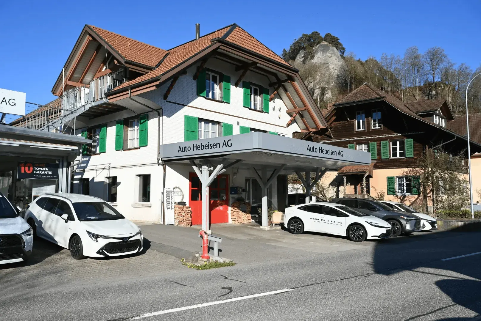 Auto Hebeisen AG am Standort Krauchthal mit Toyota Fahrzeugen – traditionsreiche Garage und Toyota Partner in der Region Bern.